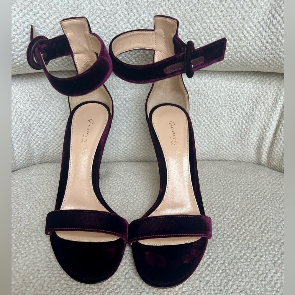 Gianvito Rossi Velvet heels